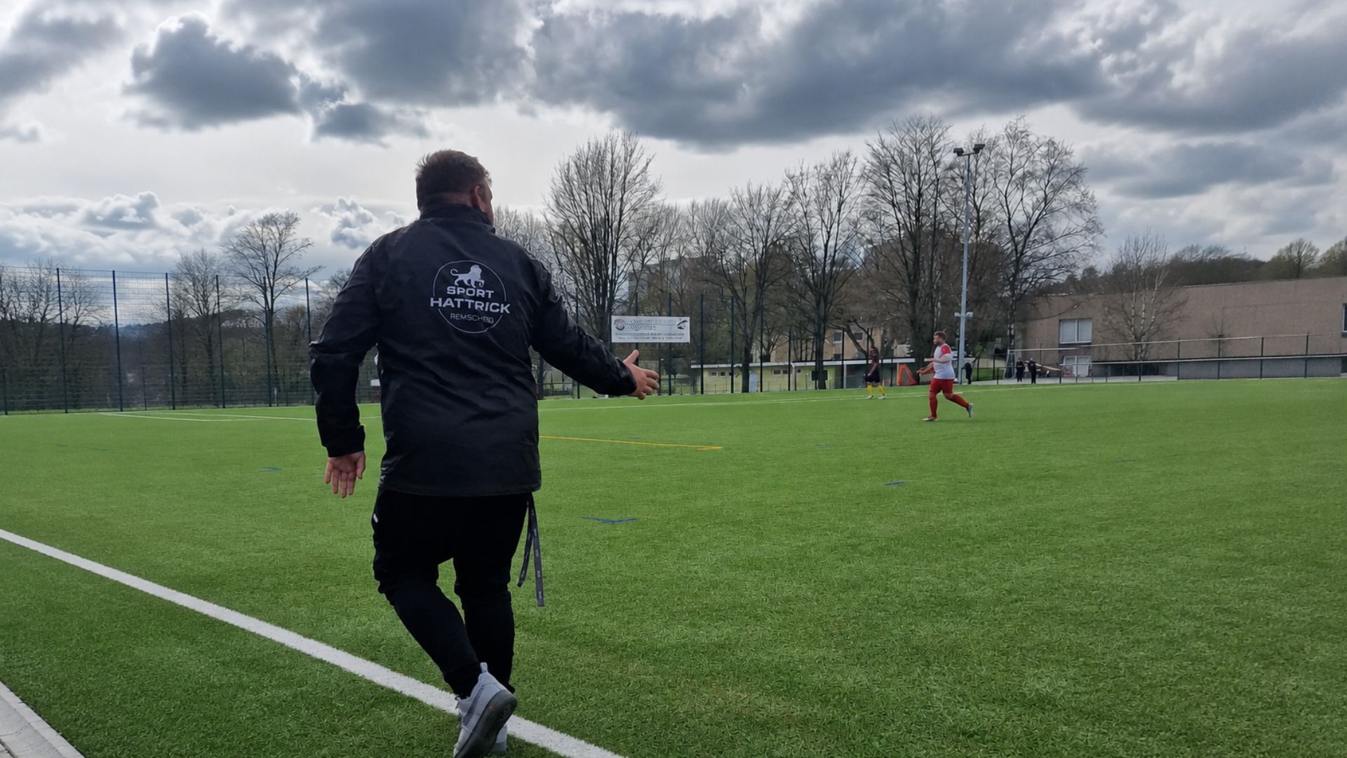 Olaf Kampe am Spielfeldrand während eines Spiels