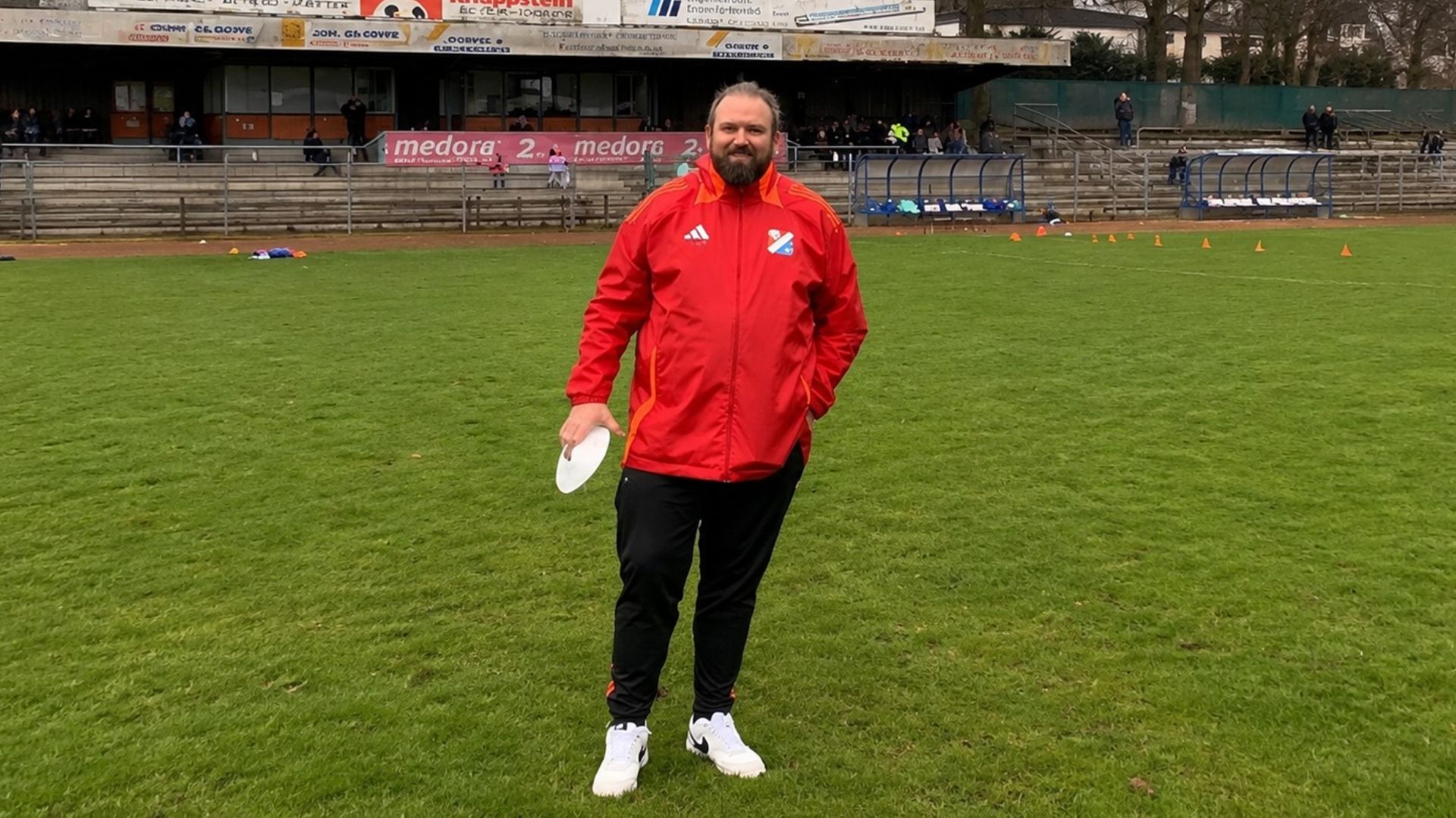 Olaf Kampe auf dem Sportplatz